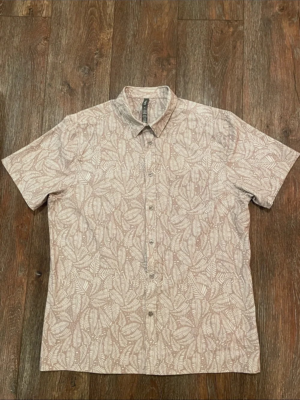 Vuori Men’s Short Sleeve Button-Down Shirt in Light Mauve Leaf Print, Size XL